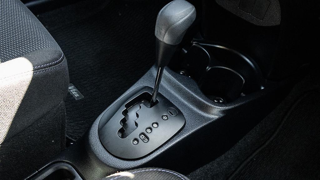 Toyota Vitz F model, Push start image 316885