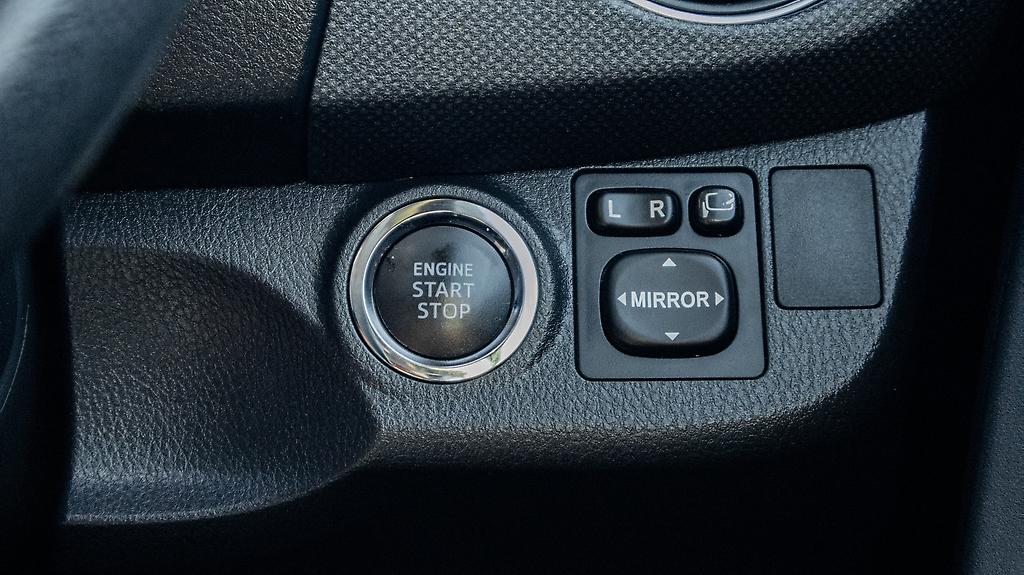 Toyota Vitz F model, Push start image 316883